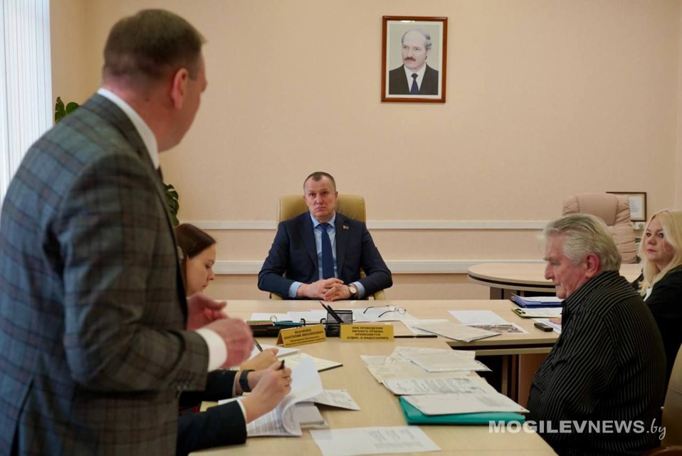 Земельные споры и КФХ: Анатолий Исаченко выслушал проблемы жителей Могилевской области