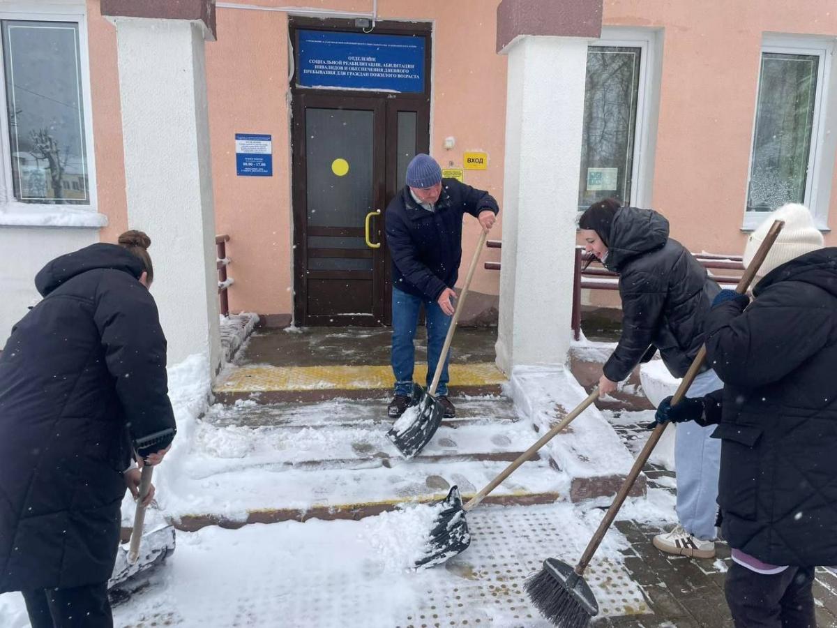 Коммунальные службы, соцработники, неравнодушные граждане и молодежь: на Славгородщине сообща ликвидируют последствия непогоды