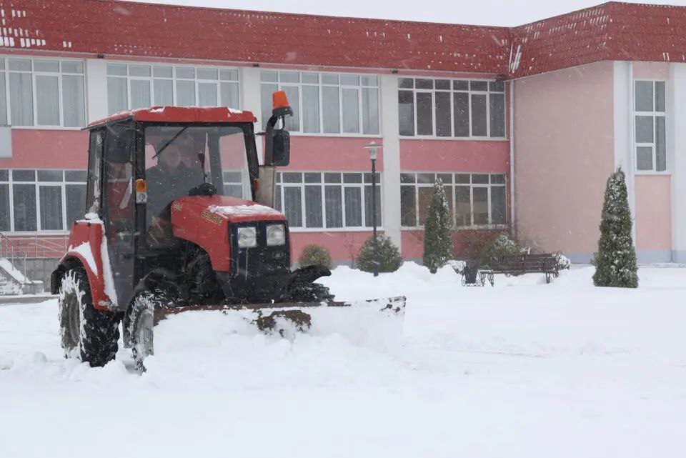 Более двух десятков единиц техники задействовано на расчистке дорог и улиц в Круглянском районе