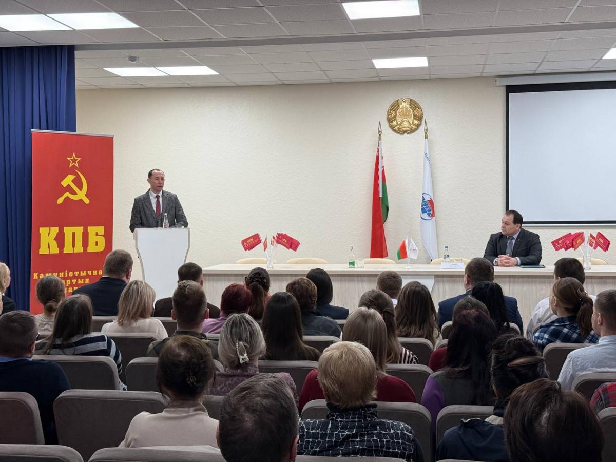 Кандидат в Президенты Республики Беларусь Сергей Сыранков провел встречу с избирателями в Могилевском ДСК. Фото