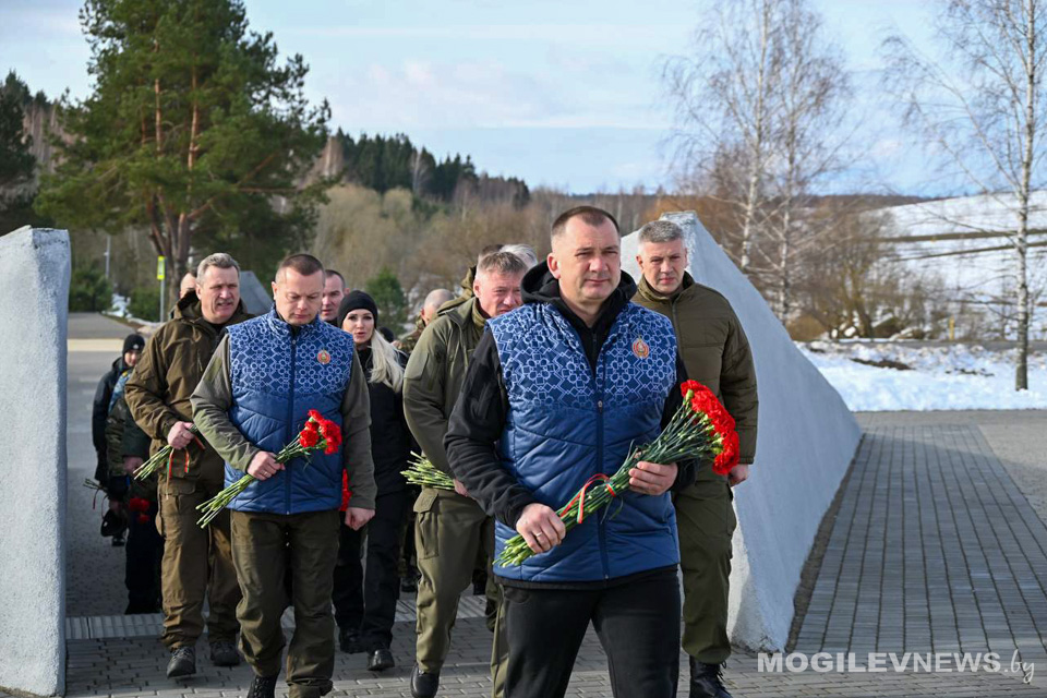 Министр внутренних дел принял участие в республиканском субботнике на территории мемориального комплекса в деревне Гаи
