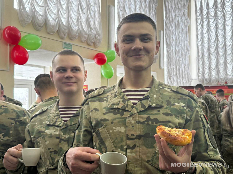Акция «Мамины пироги»: представительницы БСЖ угостили военнослужащих домашней выпечкой