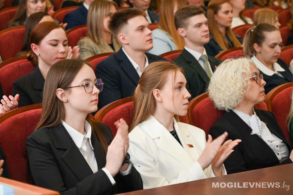 Взгляд в завтрашний день: в Могилеве прошла сессия Молодежного парламента