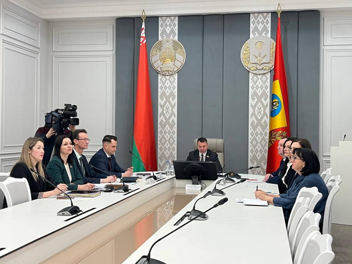 Роль кинематографа в патриотическом воспитании обсудили в облисполкоме с представителями Новосибирской области