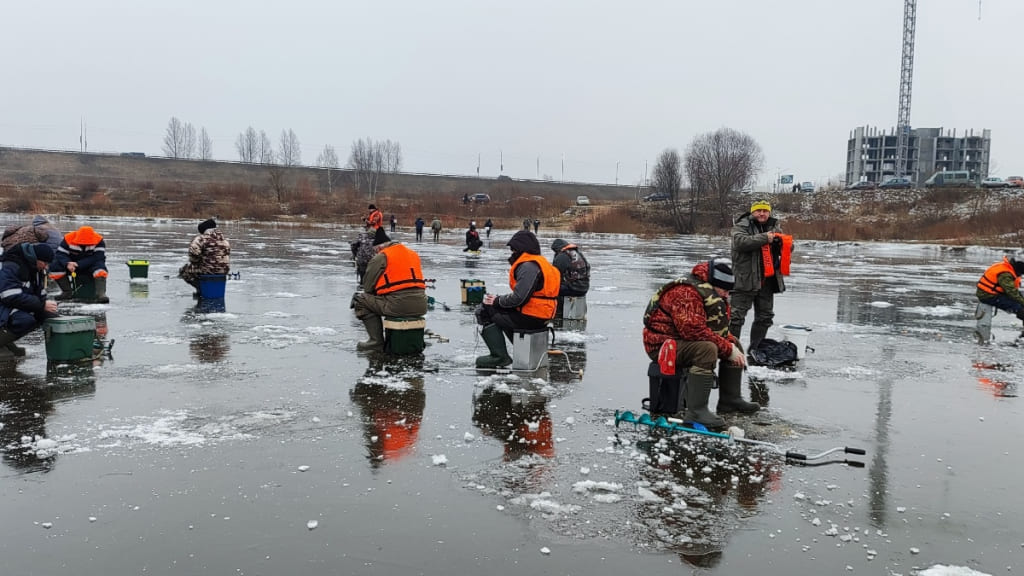 Могилевские спасатели предупредили рыбаков об опасности тонкого льда необычным способом