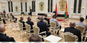 Александр Лукашенко в преддверии священной даты — 80-летия Победы — вручил государственные награды