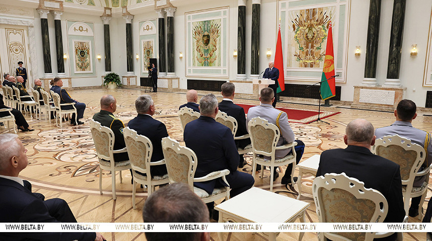 Александр Лукашенко в преддверии священной даты — 80-летия Победы — вручил государственные награды