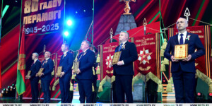 Лукашенко вручил вымпелы "За мужнасць і стойкасць у гады Вялікай Айчыннай вайны" шести городам Беларуси