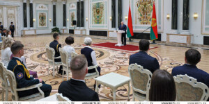 Лукашенко — выпускникам вузов: мир огромен, а Беларусь у нас одна