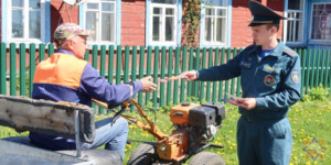 Рейды по предотвращению выжигания сухой растительности проводят кричевские спасатели