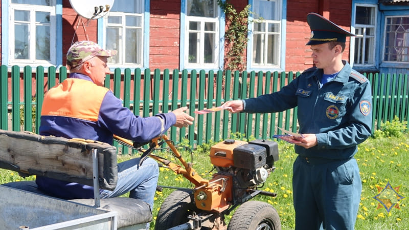 Рейды по предотвращению выжигания сухой растительности проводят кричевские спасатели
