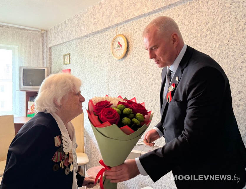 Блокадница Ленинграда Елизавета Хомченко принимала поздравления. Фото