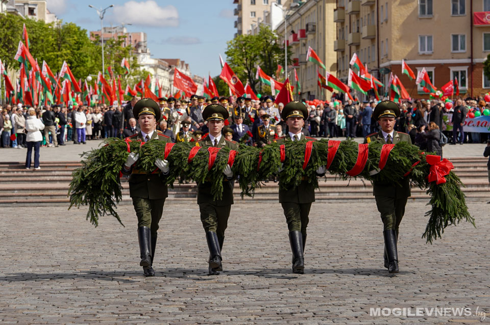 Цветы к Вечному огню и минута молчания. В Могилеве 9 Мая почтили память защитников Отечества