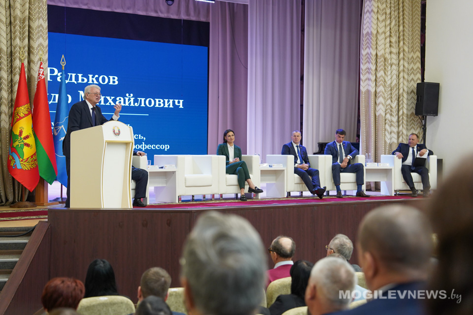 В Шклове презентовали книгу «Наш Президент». Фото