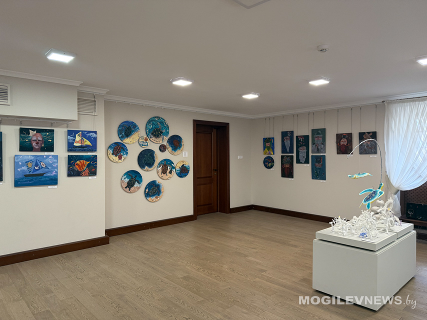 Выставка юных художников «Точка росы» работает в Могилеве. Фото