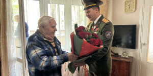 Могилевские спасатели поздравили ветерана Василия Солодкова с Днем Победы