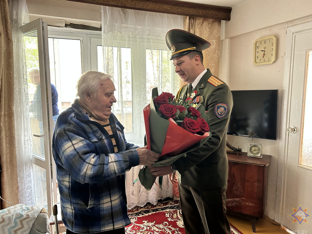 Могилевские спасатели поздравили ветерана Василия Солодкова с Днем Победы