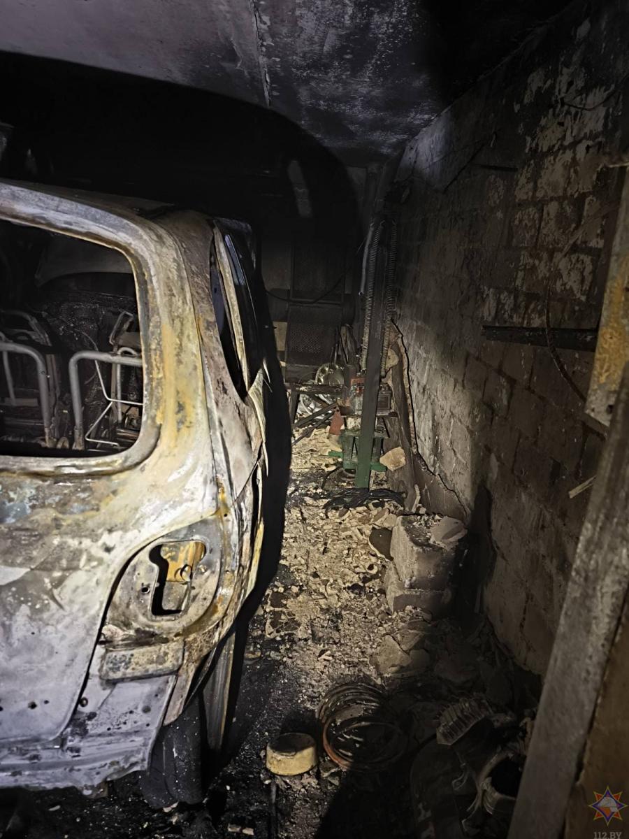 Пожар гаража и автомобиля тушили в Бобруйске