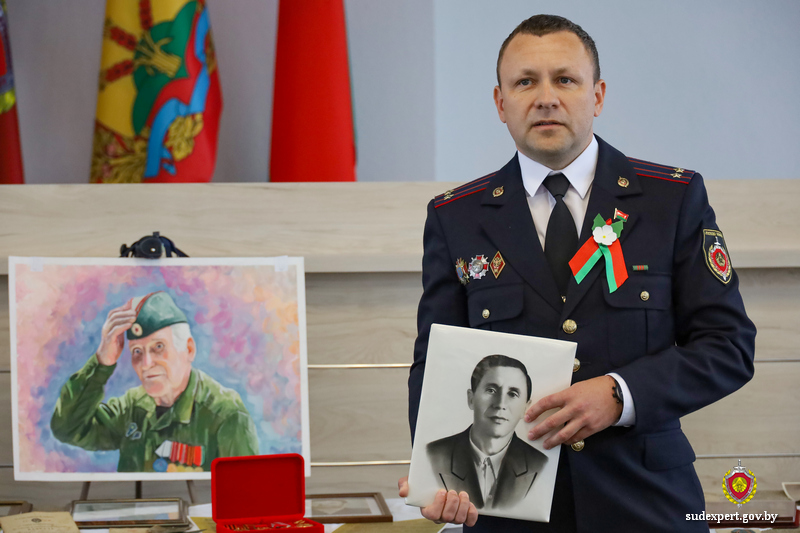 Экспозицию с семейными реликвиями на тему Великой Отечественной войны представили могилевские эксперты