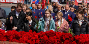 Акция «Народное возложение» продолжила празднование Дня Победы в Могилеве. Фото
