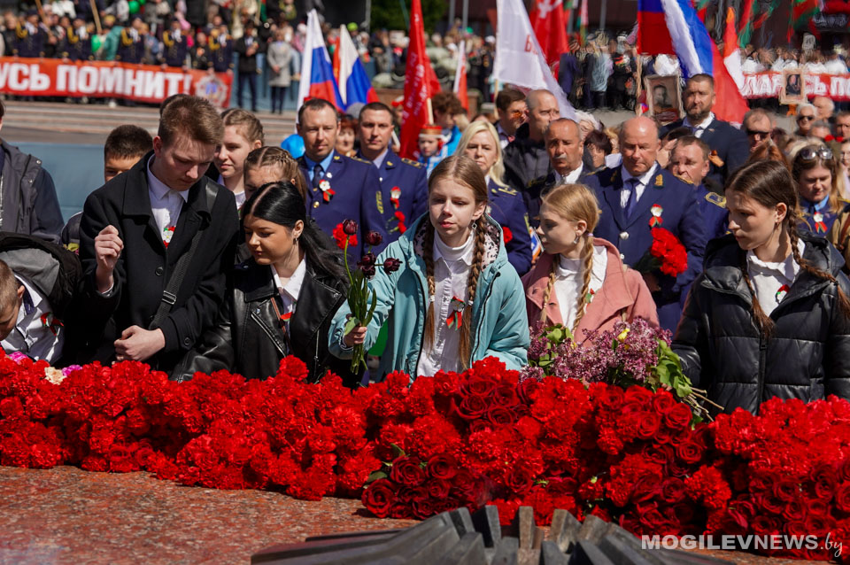 Акция «Народное возложение» продолжила празднование Дня Победы в Могилеве. Фото