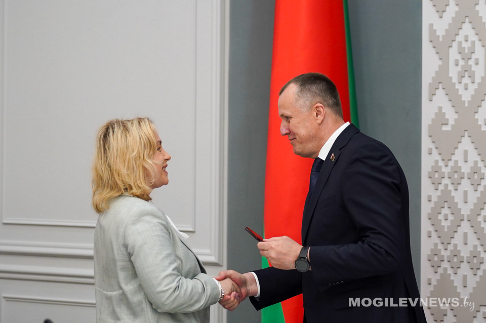 Анатолий Исаченко представил нового заместителя председателя Могилевского облисполкома. Фото