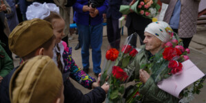С торжественным маршем, цветами и подарками — к ветерану Великой Отечественной войны. Фото