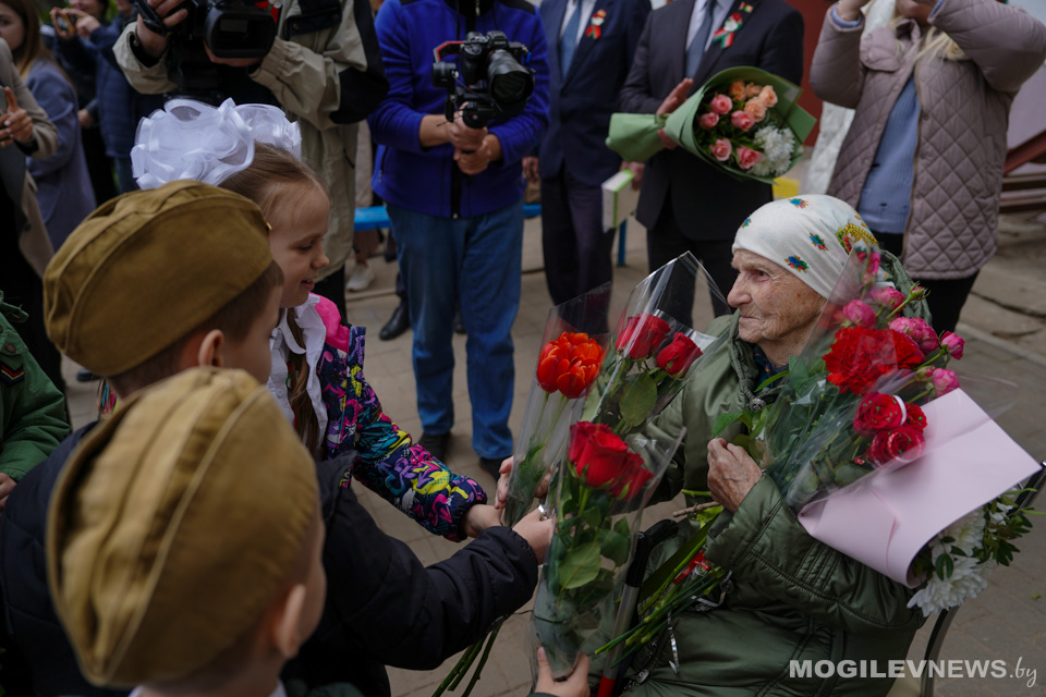 С торжественным маршем, цветами и подарками — к ветерану Великой Отечественной войны. Фото