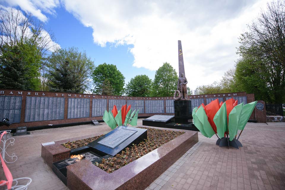 В Шклове накануне Дня Победы открыли обновленный мемориальный комплекс «Память»