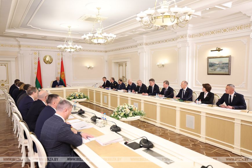 «Где, кто и на каких условиях». Лукашенко поручил отрегулировать правила предоставления и выкупа арендного жилья