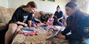 Кировские спасатели проводят занятие с детьми, не посещающими учреждения образования