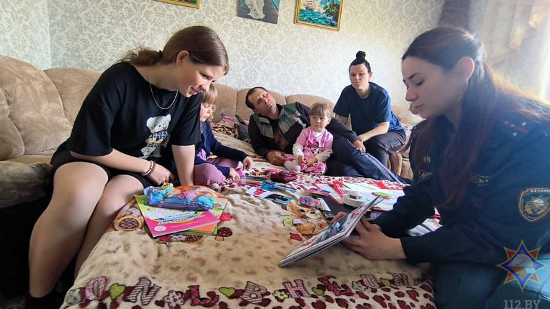 Кировские спасатели проводят занятие с детьми, не посещающими учреждения образования