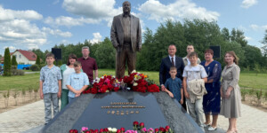 В Вишове открыт памятник легендарному председателю СПК «Колхоз «Родина» Александру Лапотентову