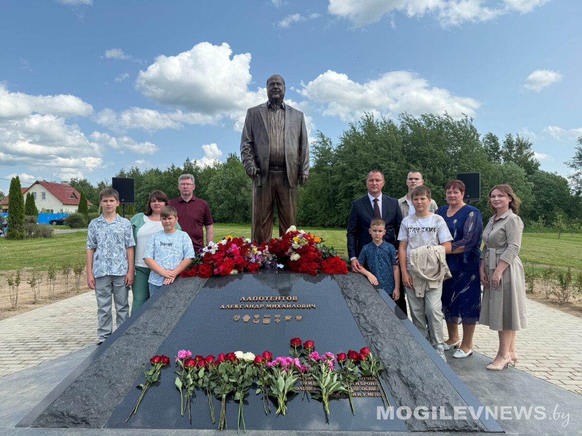 В Вишове открыт памятник легендарному председателю СПК «Колхоз «Родина» Александру Лапотентову