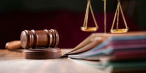 Кассир «одалживала» наличные и скрывала недостачу