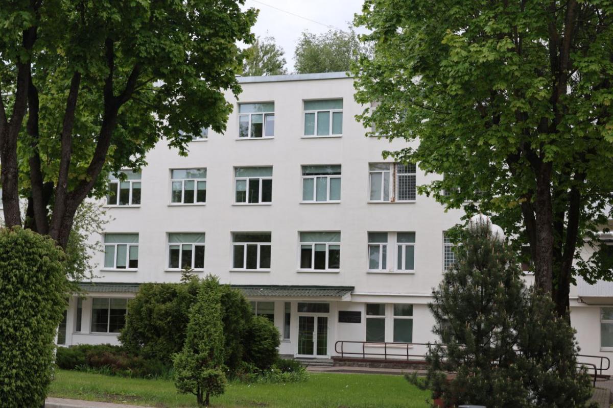 Министр внутренних дел навестил в госпитале участкового инспектора милиции, который был тяжело ранен в Могилеве