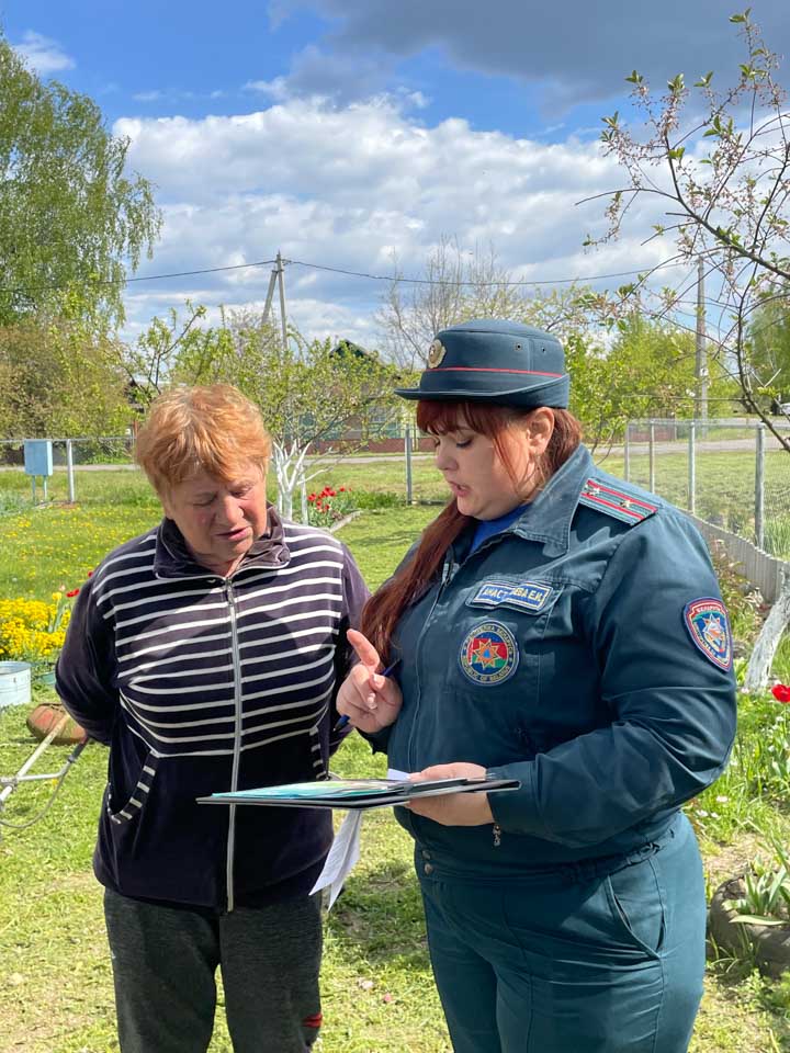 В Могилевском районе инспекторы МЧС напомнили жителям деревни Присно о правилах пожарной безопасности