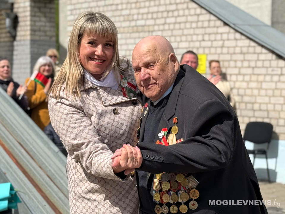 Молодежь Могилева поздравила ветеранов с Днем Победы танцевальным флешмобом