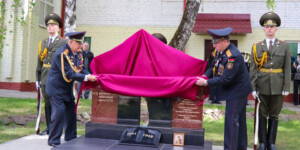 В войсковой части 6713 торжественно открыли памятный знак ветеранам Великой Отечественной войны. Фото