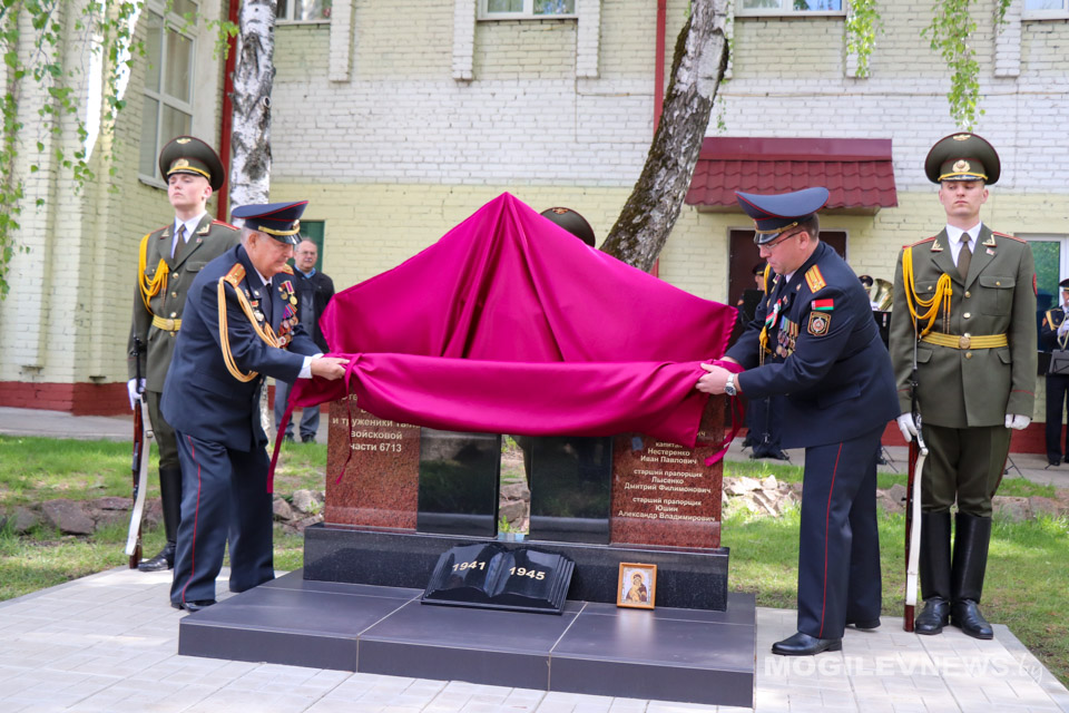 В войсковой части 6713 торжественно открыли памятный знак ветеранам Великой Отечественной войны. Фото