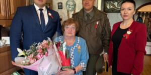 Ветерана труда Валерию Смольскую поздравили с наступающим праздником