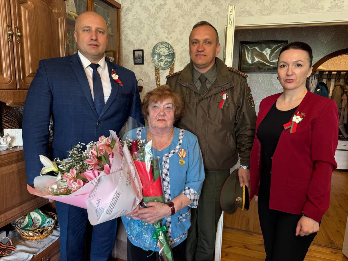 Ветерана труда Валерию Смольскую поздравили с наступающим праздником