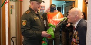 Ветерана из Осиповичей в преддверии 9 Мая поздравили представители Минобороны