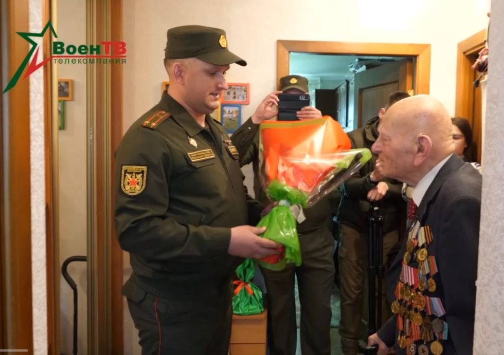 Ветерана из Осиповичей в преддверии 9 Мая поздравили представители Минобороны