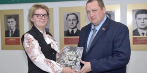 Председатель Бобруйского райисполкома передал в дар библиотеке ценное издание