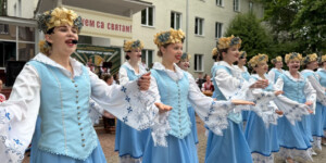 Концертная программа «И в песнях, и в стихах пусть расцветает Беларусь» прошла на улице Ленинской в Могилеве. Фото