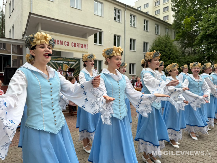 Концертная программа «И в песнях, и в стихах пусть расцветает Беларусь» прошла на улице Ленинской в Могилеве. Фото