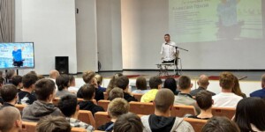 О мире, силе духа и бескорыстной помощи: Алексей Талай встретился с молодежью Могилева