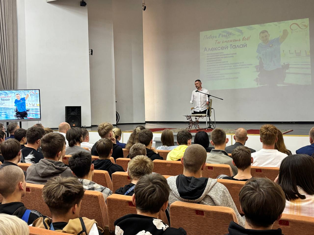 О мире, силе духа и бескорыстной помощи: Алексей Талай встретился с молодежью Могилева