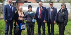 Цветы, медаль и слова благодарности: энергетики Могилева поздравили ветерана Анатолия Осипенко с 80-летием Победы